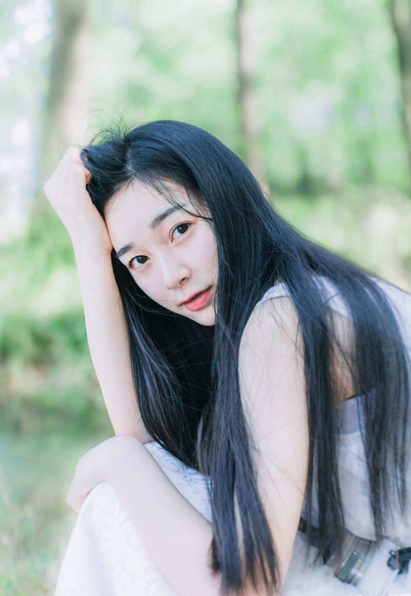 一个喜欢你的人，不会总让你做什么。而是会想着替你做点什么，取悦你才是种喜欢;一个在乎你的人，不会轻易惹你生气，而是害怕失去你，心怀恐惧才是种在乎。爱是付出，被爱是得到。你得到的多，那他是爱你的。你付出得多，那很可能只是单恋而已。不必一味讨好别人，不管走在何处，都不要迷失自己。